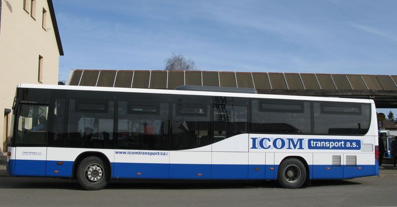 Bok nového autobusu Setra ukazuje jeho èásteènì nízkopodlažní interiér. Samozøejmostí u tìchto vozù je také klimatizace.