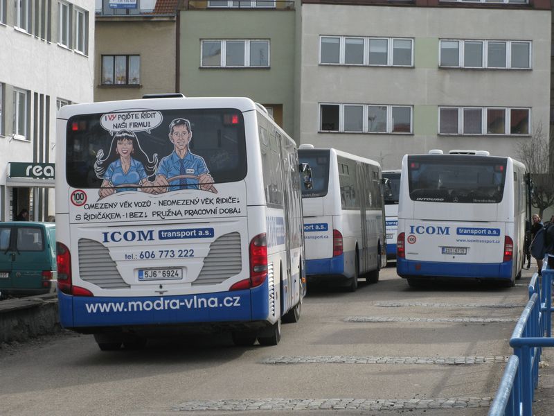 A takto vypadá náborová kampaò na zádi autobusù – dopravce se chlubí pøedevším moderním a spolehlivým vozovým parkem z produkce skupiny Evobus.