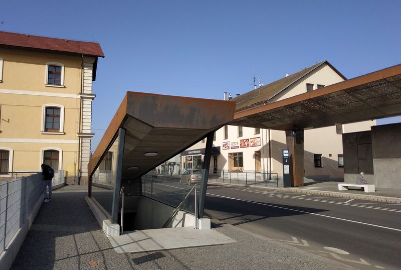 Prodloužený podchod pod vlakovými nástupišti vede až na autobusový terminál a výstup má i sem do novì opravené Nádražní ulice.