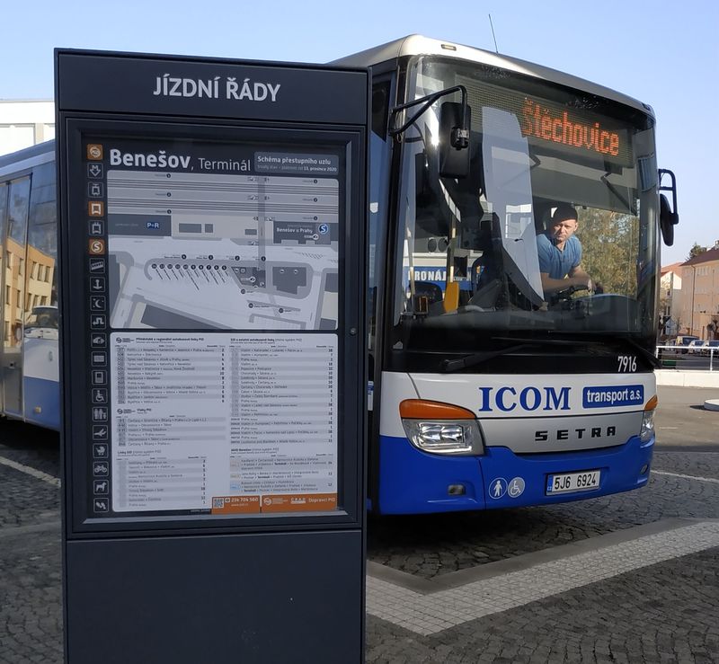 Schéma terminálu a seznam autobusových linek ve vkusné vitrínì v sousedství autobusové linky 438 vyèkávající na odjezd do Štìchovic. Od dubna 2021 budou nìkteré ètyøstovkové linky na Neveklovsku a Týnecku pøeèíslovány na sedmistovkové.