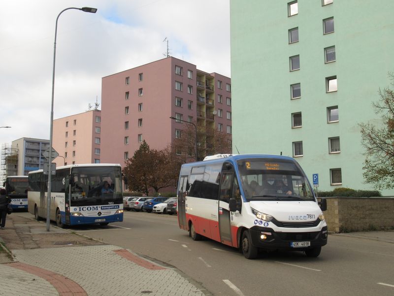 Jeden ze dvou minibusù z roku 2019 zachycen v listopadu 2020 u zastávky Pivovar odboèující smìrem do Mariánovic. Od prosince 2020 jsou linky MHD pøeèíslovány z 1-3 na 761-763, pøièemž byla u tøetí linky významnì pøepracována její trasa.