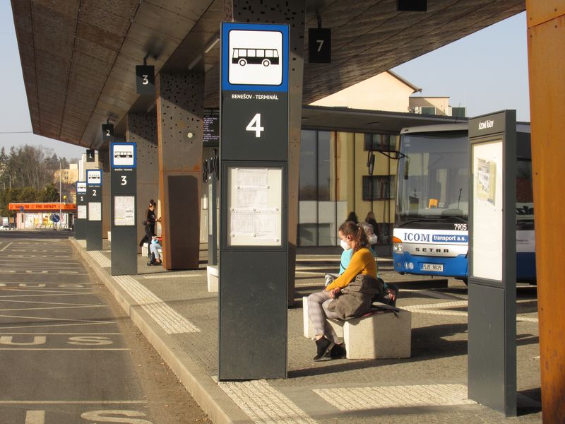 Na novém benešovském terminálu je dostatek vývìsních ploch také pro papírové informace o jízdních øádech vèetnì schémat terminálu.