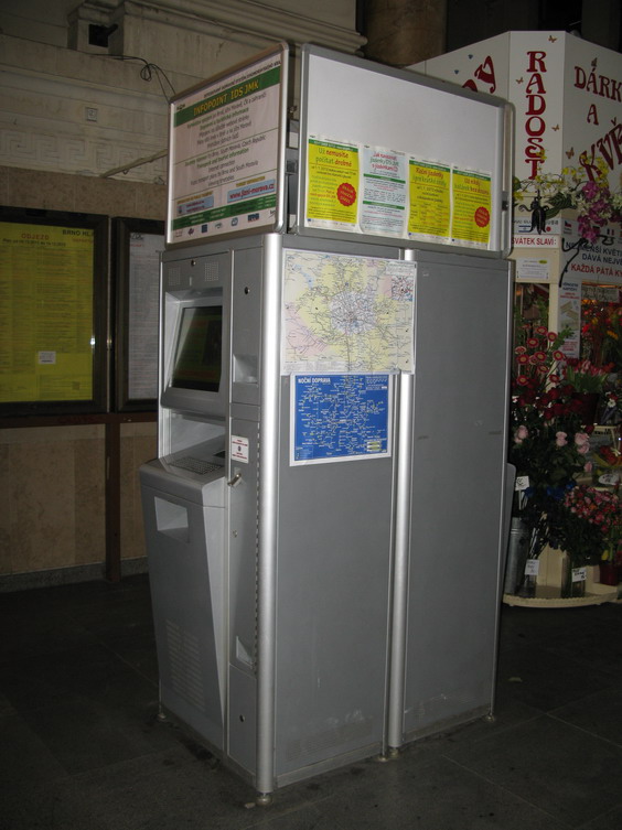 Na Hlavním nádraží provozuje KORDIS tyto víceúèelové informaènì-odbavovací kiosky. Nechybí ani aktuální informace o integrované dopravì.