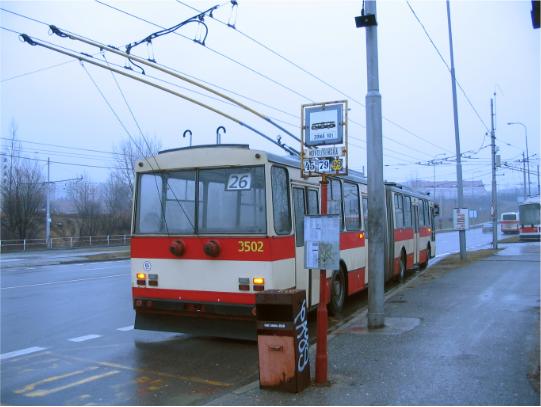 Na lince 26 (døíve 146) stále smíšený provoz kloubových a standardních trolejbusù.