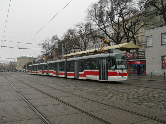 Nejdelší tramvajová souprava v ÈR na páteøní lince 1. V roce 2013 by se mìly zaèít testovat o nìco kratší soupravy Vario LF2 + Vario LF1.