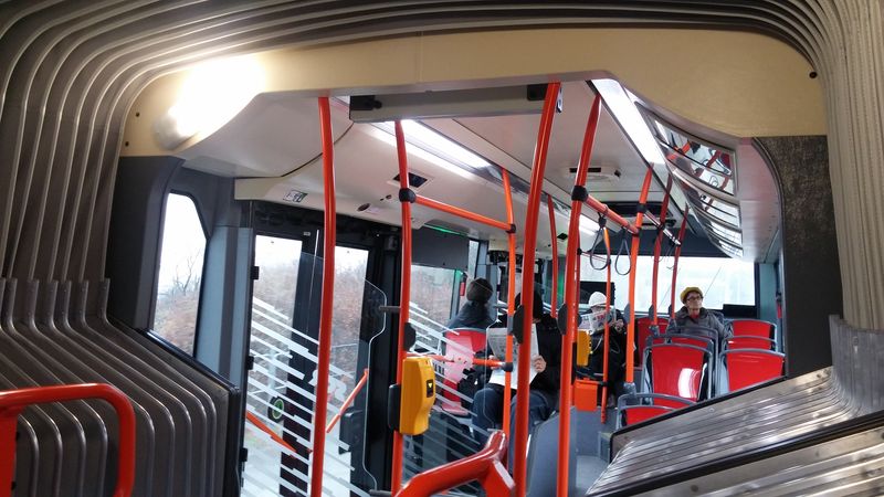 Interiér nových kloubových trolejbusù se vyznaèuje pøedevším plastovými sedaèkami stejného typu jako u nových autobusù. Tøicet nových trolejbusù dodaných v roce 2015 jednak nahradí dožívající trolejbusy Škoda 15Tr, ale také zvýší podíl kloubových trolejbusù, kterými bude možné navýšit kapacitu na nìkterých sídlištních linkách.