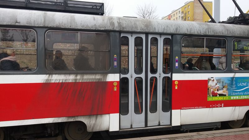Vadou na kráse brnìnských tramvají je èistota. Dobrý dojem z pokrokù v obnovì vozového parku v posledních letech trochu kazí ponìkud zanedbaná oèista vozù.