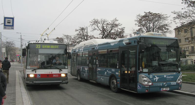 Od Hlavního nádraží vyjíždí také letištní linka 76, kde je možné platit jízdné také bezkontaktní platební kartou. Autobusy nasazované na letištní linku jsou také speciálnì polepené. O nìkolik kusù se také rozšíøil v Brnì poèet trolejbusù Škoda 21Tr zejména z Jihlavy. V Brnì mají tyto vozy rádi a postupnì na nich provádìjí generální opravy.