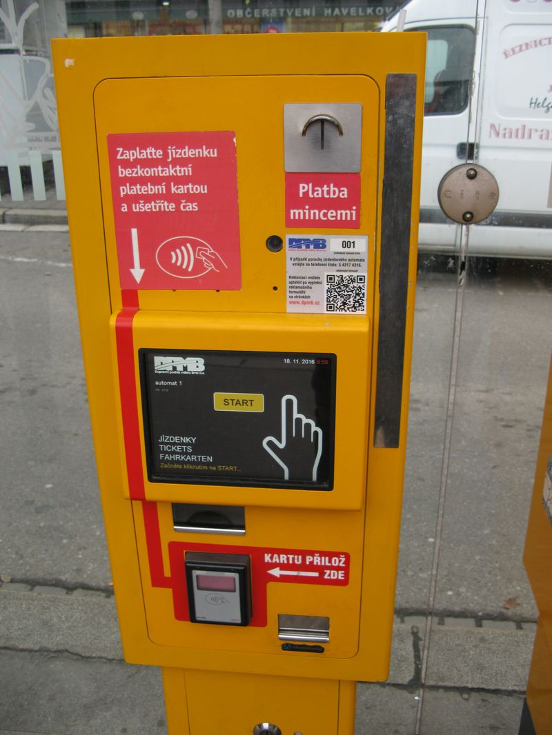 Nìkteré jízdenkové automaty jsou novì pøizpùsobeny pro platby bezkontaktní èipovou kartou. Od roku 2017 bude možné si na bankovní kartu nahrát èasové pøedplatní jízdenky pro Brno. Dosud bylo možné využívat pouze papírových kuponù. S tím souvisí i výrazné zlevnìní roèní jízdenky pro obèany Brna od 1. 1. 2017.