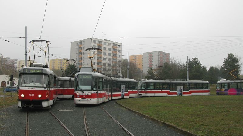 Na lince 1 lze ještì potkat i ménì kapacitní pùvodní dvouvozové tramvaje T3 v rùzných modernizaèních modifikacích. V Brnì však už neuvidíte typické cedulové tramvaje. Koncový úsek do Bystrce prošel letos v létì dùkladnou modernizací.