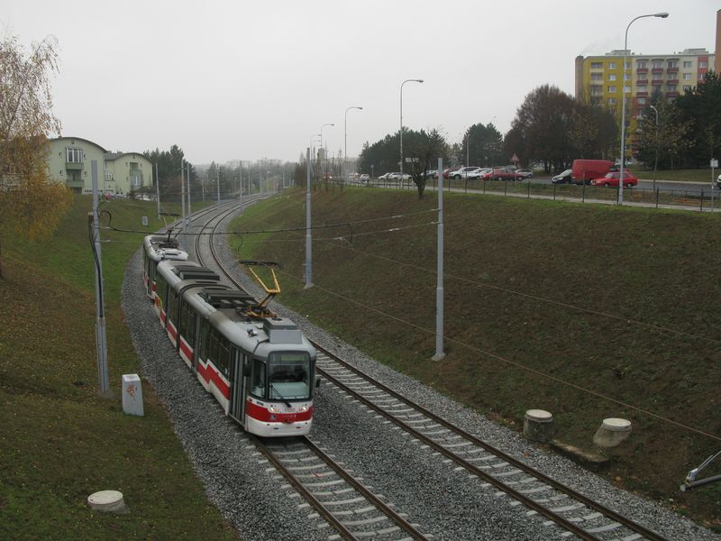 Souprava Varií na novì zrekonstruovaném rychlodrážním úseku linky 1 v Bystrci. Tra� byla kompletnì obnovena a úprav se doèkaly i zastávky vèetnì elektronických panelù.