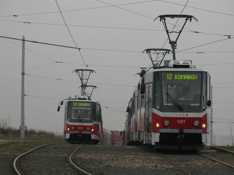 Také brnìnské tramvaje T6A5 postupnì procházejí rekonstrukcemi v rámci kterých je napøíklad doplnìn kamerový systém nebo jsou okna polepena speciální ochrannou fólií proti vrypùm, které v Brnì hyzdí velkou èást tramvajových oken. Na tuto koneènou u Technologického parku dojede od prosince 2016 také nová rychlíková autobusová linka E56.
