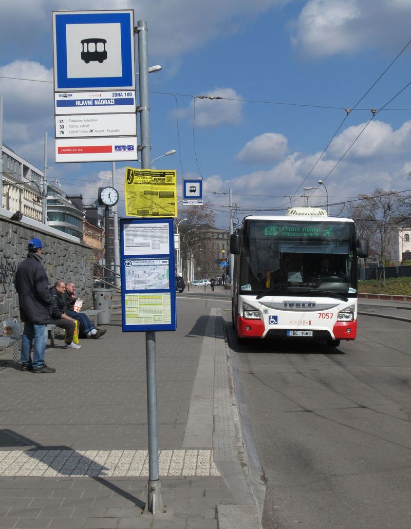 Rychlíková letištní linka 76 zaèínající také na Hlavním nádraží byla v rámci programu propagace expresních linek oznaèena také písmenem E. Spolu s ní tak v Brnì jezdí již 4 expresní autobusové linky.
