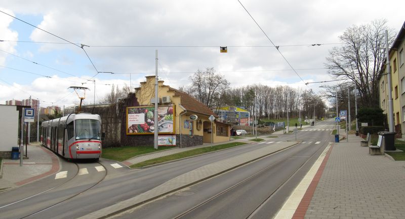 Rekonstrukèní èinnost dodala novou lepší podobu také miniaturní tramvajové koneèné v Juliánovì pro linku 9. Ve smìru z centra vznikla spoleèná zastávka pro tramvaje a autobusy. Na lince 9 jsou zpravidla nasazovány kloubové nízkopodlažní tramvaje Škoda 13T.