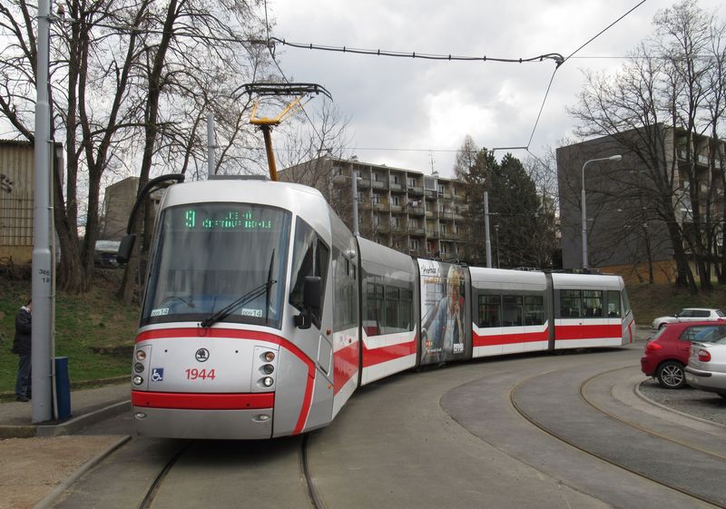 Novì opravená smyèka Juliánov s jednou z nejnovìjších tramvají 13T z roku 2016. Uprostøed miniobratištì najdete také malé parkovištì.