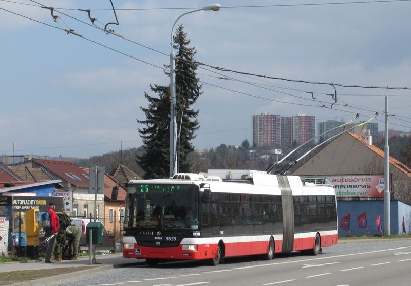 Nové kloubové trolejbusy Škoda s karoserií SOR nahradily v roce 2015 v poètu 30 kusù hranaté Škody 15Tr a rozšíøily flotilu kloubových trolejbusù. Zde na páteøní lince 25.