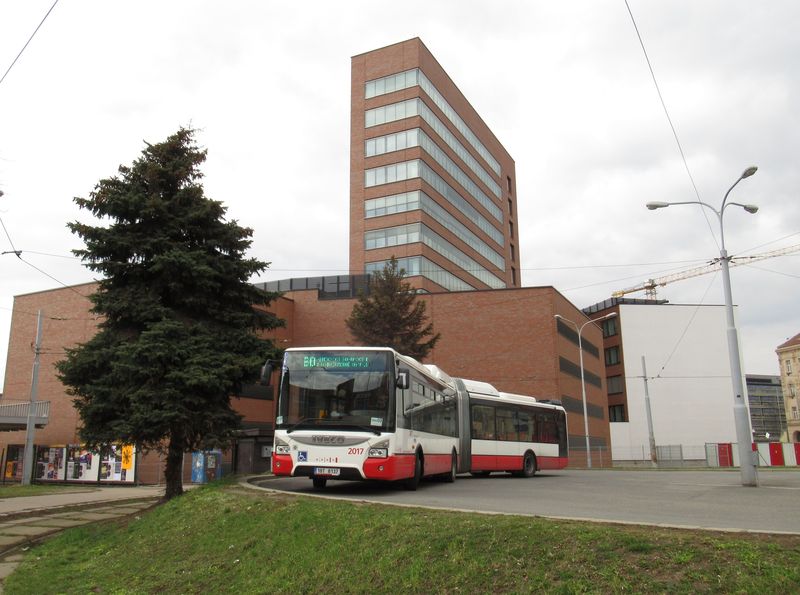 Nejvìtší akcí roku 2017 v obnovì vozového parku byl bezesporu nákup 23 kloubových autobusù Iveco Urbanway s pohonem na stlaèený zemní plyn. V roce 2018 bude dodáno ještì 21 takových vozidel.
