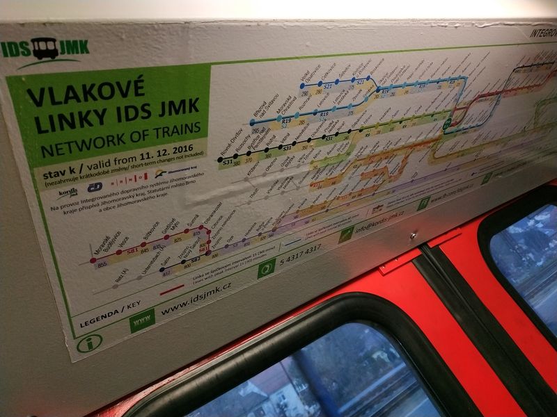 Nad každými dveømi v pøímìstských vlacích najdete schéma vlakových linek IDS JMK, zde ještì nezahrnující velkou vlakovou výluku.