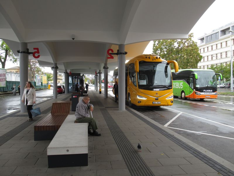 Z novì opraveného autobusového nádraží u hotelu Grand vyjíždìjí pøedevším dálkové spoje spoleèností RegioJet a Flixbus. Již zanedlouho má zaèít také rekonstrukce ústøedního autobusového nádraží Zvonaøka ve vlastnictví ÈSAD Brno holding,