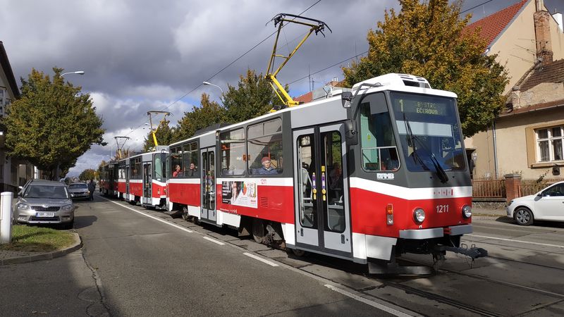 Trojice na jednièce klesá od koneèné zastávky v Øeèkovicích.  Aktuálnì má Brno už 30 tramvají T6A5, z toho 10 nedávno odkoupilo z Prahy a postupnì je zprovozòuje.