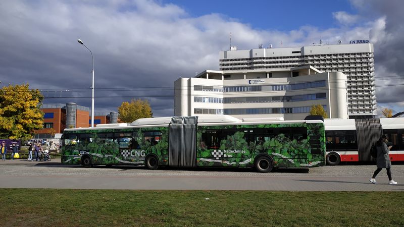 Jeden z plynových autobusù Urbanway u bohunické nemocnice obleèený v celovozové reklamì na tento zpùsob pohonu autobusù. Dodávkou nových 20 autobusù v roce 2019 se ale Brno vrátilo k naftì.