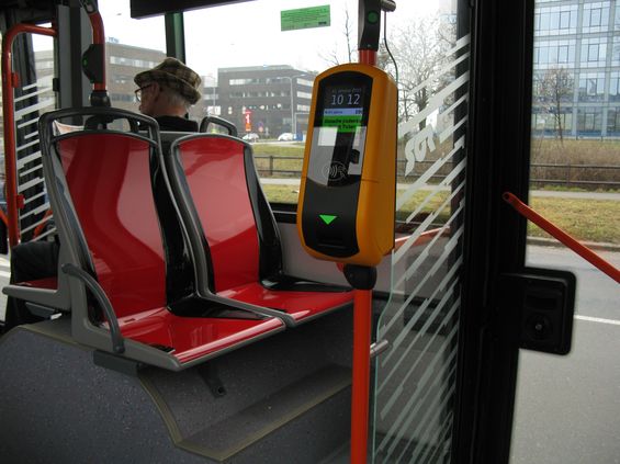 Všechny novì dodávané autobusy mají plastové sedaèky a nový typ oznaèovaèù jízdenek, který mùže v budoucnu sloužit také jako validátor elektronického jízdného.