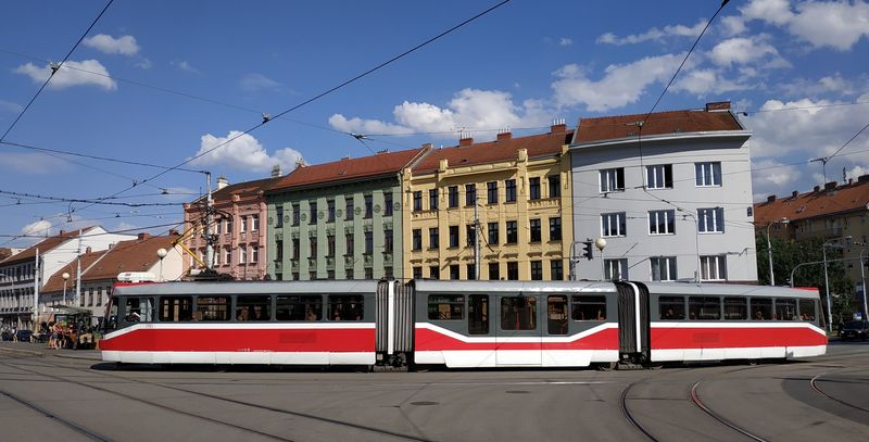 Další z tøíèlánkových navrátilcù K3R zachycený na Mendlovì námìstí. Na oživení zbylých dvou tramvají vyrobených v Pars nova v Šumperku se pracuje.