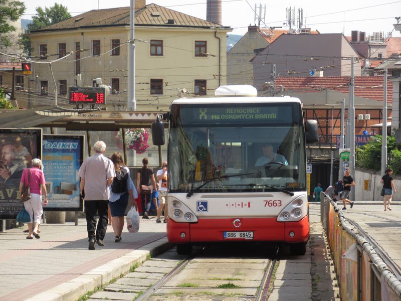 Od Hlavního nádraží vyjíždí náhradní autobusová linka X, která slouží jako èásteèná náplast za vylouèený tramvajový úsek v ulici Nové sady.