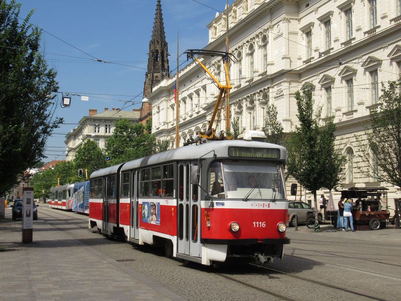 Typ K2P rekonstruovaný z tramvaje K2 v roce 2002. Po pøíchodu tramvají EVO2 zaèínají být postupnì vyøazovány i tyto vozy, které by jinak musely podstoupit vìtší prohlídku. Aktuálnì jich je provozních ještì 31.