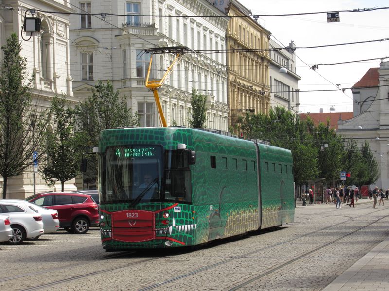 Jedna z prvních nových tramvají pro Brno EVO2 od sdružení TWT ve speciálním polepu „Brnìnský drak“. Takto totiž Bròané nový typ tramvaje pojmenovali a navrhli i její èervenobílý nátìr. Cekem by mìlo být dodáno 41 kusù.