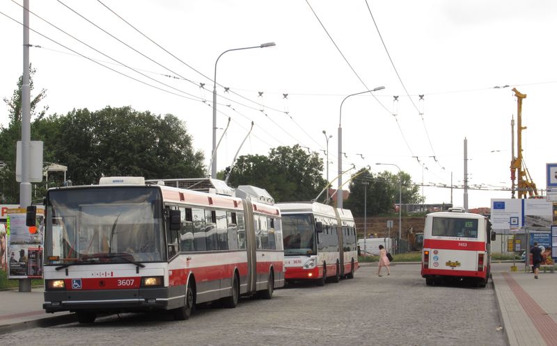 Kvùli stavbì nové tramvajové trati musela být zkrácena páteøní trolejbusová linka 25 z Osové k Nemocnici Bohunice. Až bude do Bohunic prodloužena tramvajová linka 8, trolejbusy už zùstanou pouze sem.