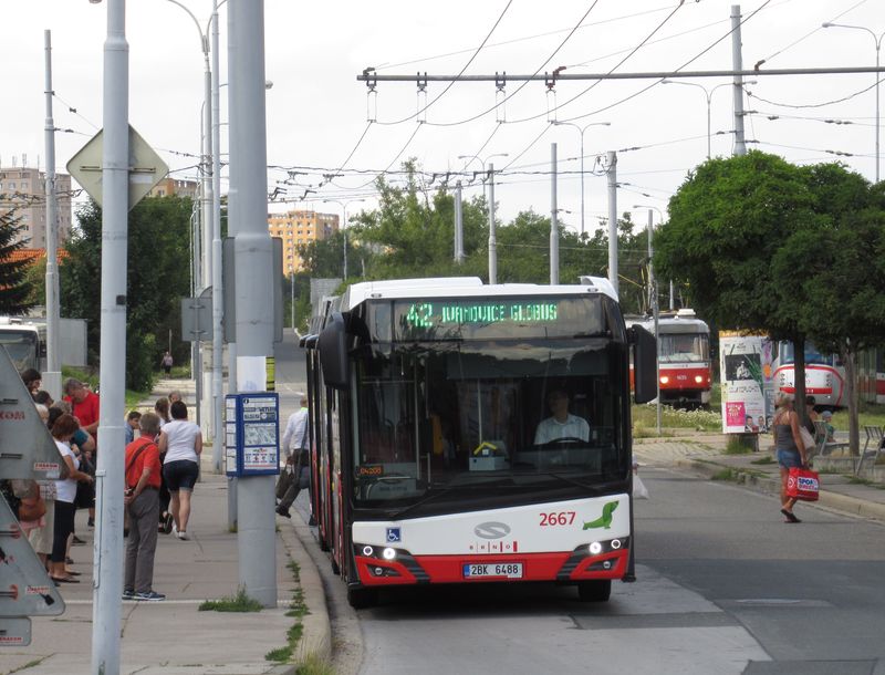 Horkou novinkou léta 2020 jsou nové kloubové autobusy Solaris 4. generace, které se postupnì dávají do provozu. Celkem by jich mìlo bìhem léta do Brna dorazit 20. I tyto nové autobusy mají naftový pohon. Brno tak už nepokraèuje v nákupu plynových autobusù.