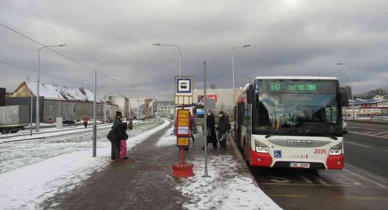 Zde se k nové poloze tramvajové trati do Komárova pøipojuje ulic Dornych, kudy jezdily tramvaje pùvodnì. Až do léta letošního roku zde budou tramvaje nahrazeny prodlouženými autobusovými linkami.