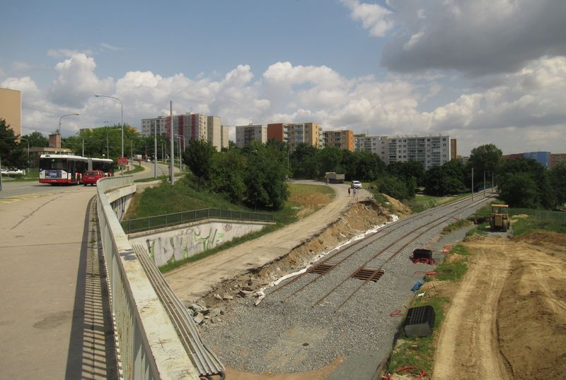 Letní rekonstrukce trati do Starého Lískovce pohledem ze zastávky Osová, na kterou v záøí navázala kratší výluka v èásti úseku kvùli napojování na novou tra� do Bohnic.