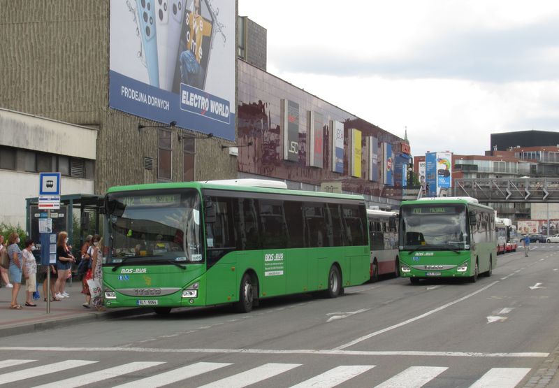 Velkým hráèem na linkách IDSK JMK se díky soutìžím postupnì stala i spoleènost BDS-BUS. V koneèné zastávce Úzká mezi Zvonaøkou a Hlavním nádražím se potkaly 2 Crosswaye, které pùvodnì BusLine provozoval v Ústeckém kraji, jak ostatnì napovídá zelený nátìr. Nyní už dopravce kupuje autobusy Iveco a SOR v barvách Jihomoravského kraje.
