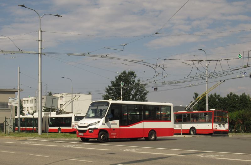 Na nové koneèné trolejbusù u tramvajové zastávky v Líšni navazuje také náhradní minibusová linka X55. Brnìnský DP má pro tyto linky 20 minibusù Dekstra a Stratos.