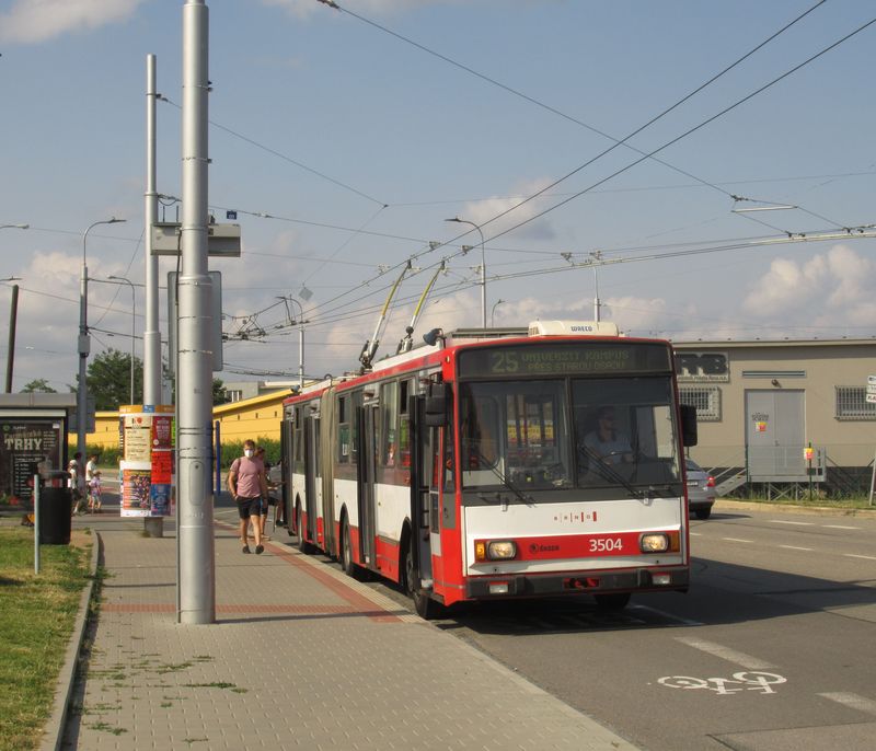 Jeden ze dvou stále provozních kloubových trolejbusù Škoda 15TrM z roku 1991 na páteøní lince 25 ve výchozí zastávce Líšeò, Jírova. Ještì v roce 2021 by mìly do Brna dorazit první ze ètyøicítky nových trolejbusù Škoda 27Tr s karoserií Solaris.