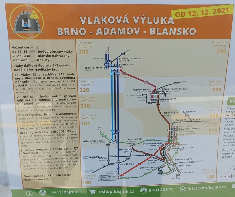 Regionální dopravu postihla velká vlaková výluka v úseku Brno – Blansko, která zaèala v prosinci 2021. Komplikaci to znamená i pro dálkovou dopravu, která je odklánìna delší trasou pøes Havlíèkùv Brod. Mezi Brnem a Blanskem jezdí v rùzných trasách náhradní autobusy, posíleny jsou také nìkteré linky MHD smìøující severovýchodním smìrem vèetnì tramvajové linky 4.