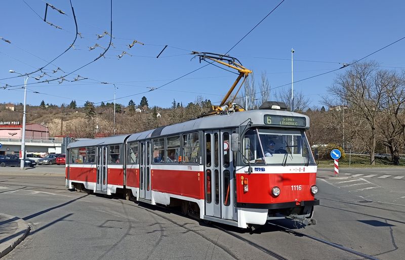 Stará dobrá klasika v podobì tramvají K2 na lince 6 u nádraží Královo Pole. Tyto legendární vozy jsou postupnì vytlaèovány díky dodávkám nových tramvají EVO2. Jen za rok 2021 jich bylo vyøazeno 7, ale zbývá ještì 15. Tento vùz byl vyroben v roce 1977.