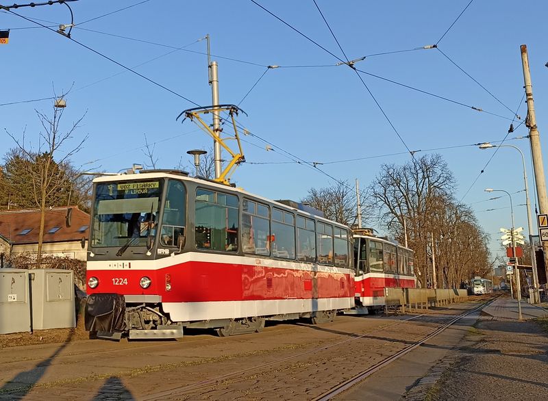 Nejèerstvìji zprovoznìná pùvodnì pražská tramvaj T6A5 è. 8655 na zatahujícím spoji linky 10 do vozovny Pisárky. Postupnì je po potøebných úpravách zprovozòováno dalších 20 pražských tramvají odkoupených v roce 2020. Celkem už jezdí 26 pùvodnì pražských vozù, 2 další procházejí generální opravou.