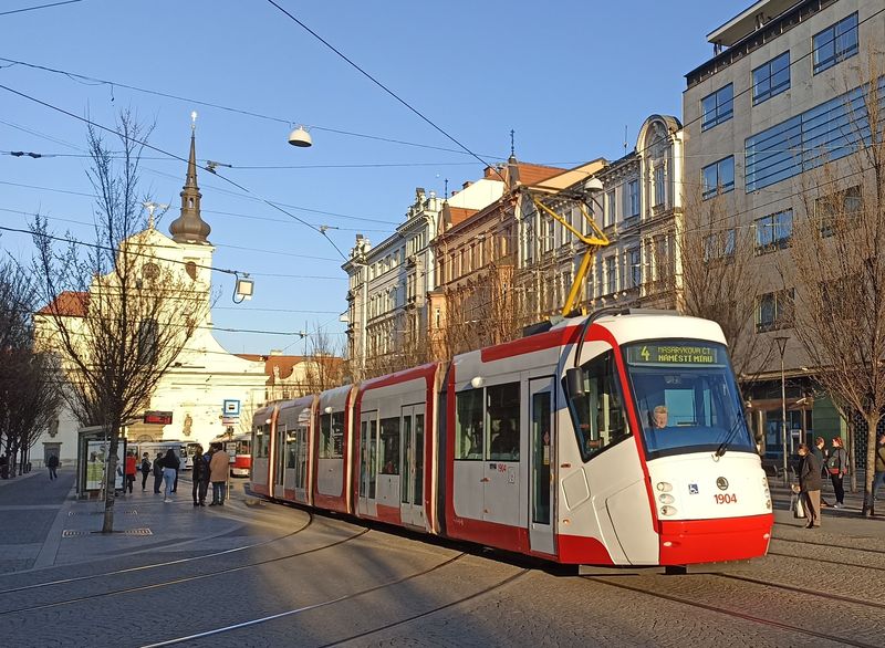 Velkou prohlídkou, která s sebou nese i aplikaci nového „draèího“ nátìru, už prošly 4 tramvaje Škoda 13T z první série z let 2007-2011. Celkem jezdí v Brnì 49 tramvají tohoto typu.
