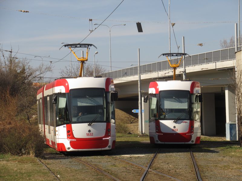 Setkání dvou drakù EVO2 na koneèné v Královì Poli. Nejnovìjší dokonèené vozy budou deponovány ve vozovnì Pisárky. Celkem má být do Brna dodáno 41 tramvají EVO2.