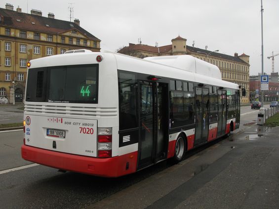 Souèástí dodávky stovky plynových autobusù je i 38 autobusù SOR NB12 ve ètyødveøové verzi. Zde na okružní lince 44 (její protismìrná verze je pod èíslem 84), která jezdí o víkendech ve standardních vozech.