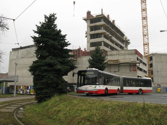 Po Brnì už také jezdí 36 kloubových autobusù Solaris Urbino 18, zde napøíklad na studentské lince 60 do Bohunic.