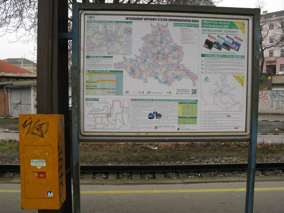 Na všech nádražích IDS JMK najdete tyto plakáty s komplexní informací o integrovaném systému. Na vìtšinì železnièních stanic a zastávek najdete také oznaèovaèe jízdenek IDS JMK.