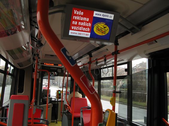 V interiéru nových autobusù najdete LED i LCD informaèní panely, které slouží také jako reklamní (i pro potøeby dopravce).