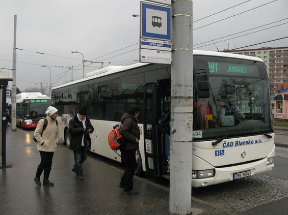 V pøestupním uzlu Stará Osada navazují na tramvaje, trolejbusy i okružní autobusovou linku pøímìstské spoje na sever do Moravského krasu.