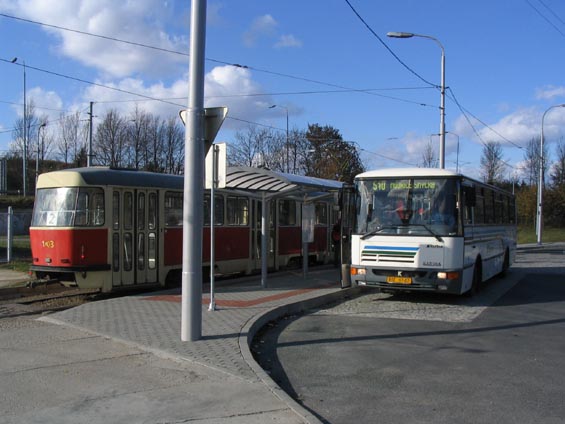 Pøestup hrana-hrana mezi autobusem a tramvají v Modøicích.