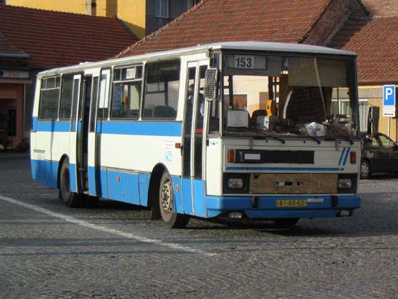 Starší Karosa dopravce TREDOS na autobusovém stanovišti v Ivanèicích.