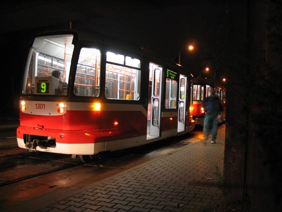 Vleèný vùz na lince 9 nabízí více sedaèek než bìžná tramvaj T3.